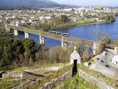 Puente sobre el Miño en Tuy, frente a Valença (Portugal).