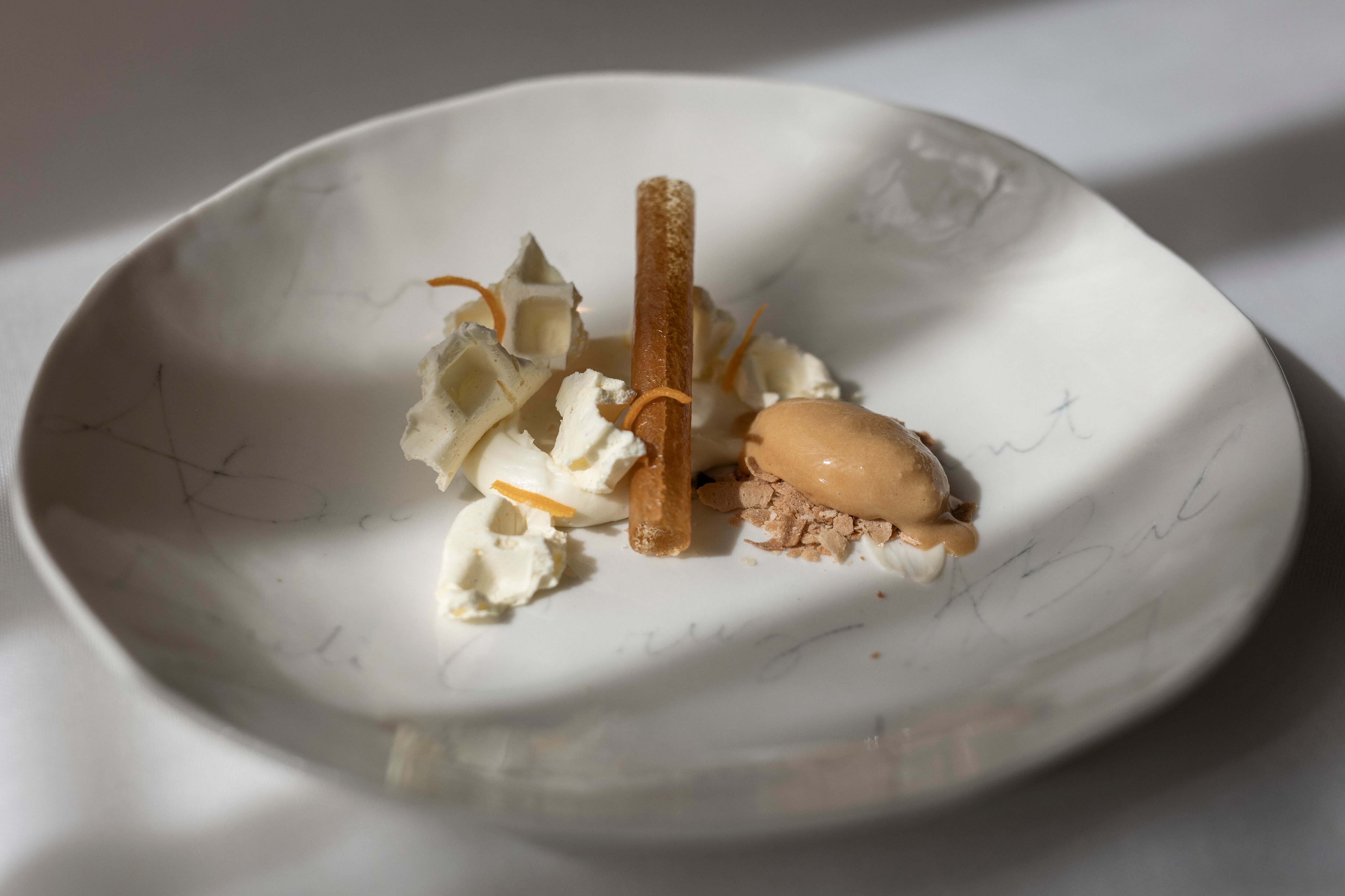 Postre El sabor de la Catalana con nitro, palomitas de crema, helado de caramelo quemado y barquillo de arroz.  