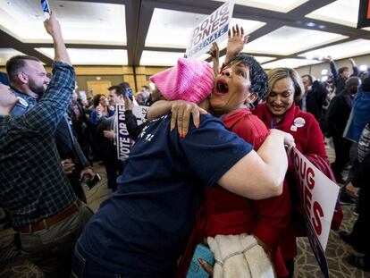 Seguidores del demócrata Doug Jones celebrando la victoria del senador electo el pasado martes en Birmingham, la ciudad más poblada de Alabama.