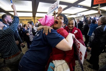 Seguidores del demócrata Doug Jones celebrando la victoria del senador electo el pasado martes en Birmingham, la ciudad más poblada de Alabama.