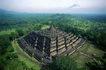 Otra muestra de la predilección que tuvieron multitud de civilizaciones antiguas en diversos puntos del globo por la estructura piramidal. Borobudur es una estupa budista construida entre los siglos VIII y IX en la isla de Java. Es el mayor templo budista del mundo, si asumimos que Angkor Wat fue concebido para el hinduismo. Se ubica en un montículo en medio de un espectacular valle rodeado de montañas. Su diseño arquitectónico es asombroso, dotado de un simbolismo innegable. Visto desde arriba tiene forma de mandala, una representación del macrocosmos y el microcosmos con paralelismos con concepciones católicas como las mandorlas o los rosetones góticos. La proporción 4:6:9 está presente en todo Borobudur, como por ejemplo en la división fundamental entre la base, el centro y la cúspide de la estructura. En la cima, compuesta por plataformas circulares, se sitúan 72 estupas perforadas con estatuas de Buda en su interior, rodeando a la estupa principal que corona el monumento. Como en Angkor, el acceso son 18 euros.