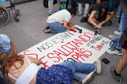 Previo al concierto, un grupo de personas desplazadas de la calle República de cuba (Ciudad de México), preparaba una pancarta en contra de la gentrificación.
