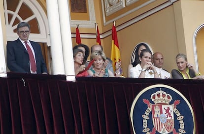 El secretario de las Infantas en el palco de Las Ventas durante la corrida de la Beneficiencia de San Isidro 2012.