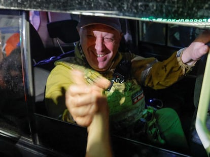 The head of the Wagner Group mercenaries, Yevgeny Prigozhin, leaves the headquarters of the Southern Military District in Rostov, to cheers from citizens, on Saturday night.