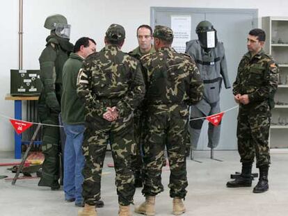 El coronel Michael, en el centro, charla con dos militares iraquíes, de espaldas.