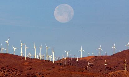 Luna llena sobre una instalación eólica en el desierto de Mojave (California, EE UU).