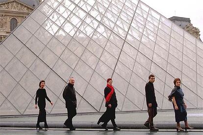 Cinco diseñadores gallegos, en vísperas de un desfile, en París.