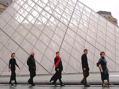 Cinco diseñadores gallegos, en vísperas de un desfile, en París.