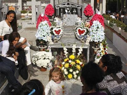Día de Todos los Santos en el cementerio de San Isidro.