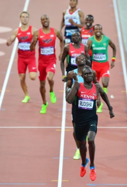 Rudisha acelera en la recta final de 800m.