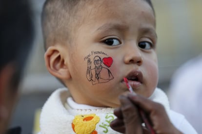 Un niño con la una imagen del papa Francisco en Ciudad México.
