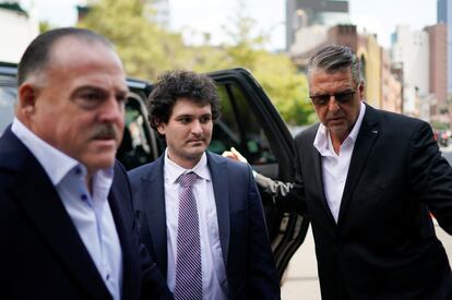 Sam Bankman-Fried llega al tribunal de Nueva York donde el juez ha ordenado su reingreso en prisión.