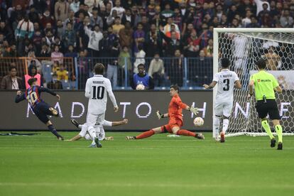  Gavi, del Barcelona, anota el primer gol de su equipo durante la final de la Supercopa de España ante el Real Madrid.