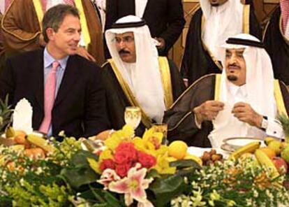 El primer ministro británico, Tony Blair, con el rey Fahd de Arabia Saudí (a la derecha).