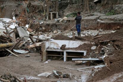 Un hombre observa una zona devastada después de las inundaciones y deslizamientos de tierra in Mocoa (Colombia).