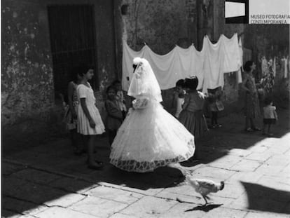 Fotografía de Nápoles hacia 1950, la ciudad donde transcurre la tetralogía de Elena Ferrante.