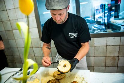 Nick Sullivan unta con hummus un bagel. 