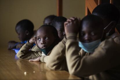 Meninas da equipe feminina sub-12 da Acakoro Academy Nairobi prestam atenção durante reunião com os treinadores sobre a retomada dos treinos neste mês de fevereiro.