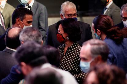 Pedro Sánchez conversa con la presidenta del Banco Santander, Ana Patricia Botín, en presencia de Pablo Iglesias, en La Casa de América en Madrid.