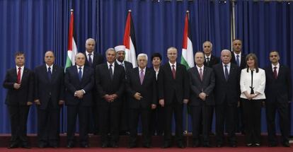 Abbas y ministros del nuevo Gobierno palestinos este lunes en Ramala. 