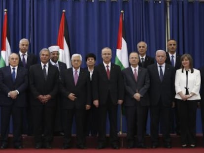 Abbas e ministros do novo Governo palestino.