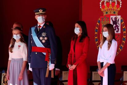 Los reyes Felipe y Letizia, junto a la princesa Leonor (izquierda) y la infanta Sofía, en el Palacio Real.
