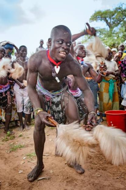 Yorobo durante la danza ritual de iniciación.