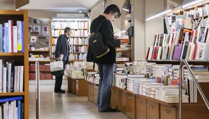 Dos clientes de la librería Laie de la calle Casp. 