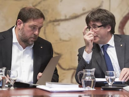 Carles Puigdemont y Oriol Junqueras durante una reuni&oacute;n del Gobierno de la Generalitat.