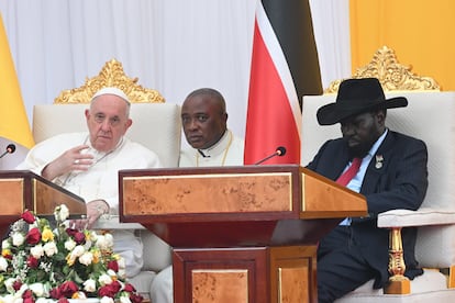 El papa Francisco junto al presidente de Sudán del Sur, Salva Kiir Mayardit, este viernes en el palacio presidencial de Yuba.