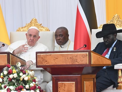 El papa Francisco junto al presidente de Sudán del Sur, Salva Kiir Mayardit, este viernes en el palacio presidencial de Yuba.