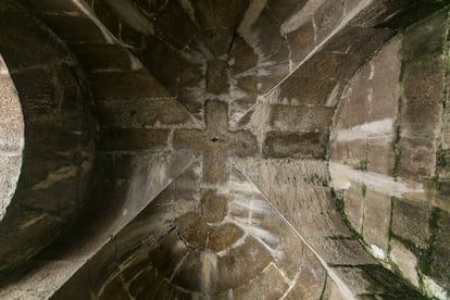 Detalle de una de las bóvedas que quedaron a la vista esta semana tras la retirada del agua del embalse del Romeral. 