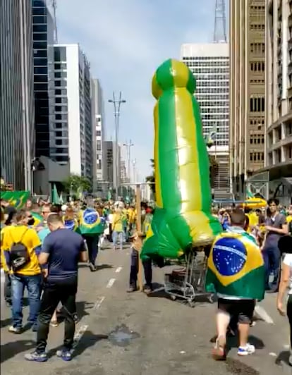 O objeto inflado durante as manifestações do 7 de Setembro.