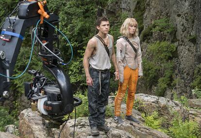 Tom Holland y Daisy Ridley, en el rodaje de 'Chaos Walking'