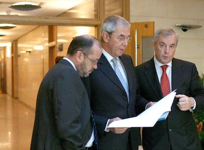 Ricardo Varela, Emilio Pérez Touriño y Manuel Vázquez, ayer, tras el Consello de la Xunta.