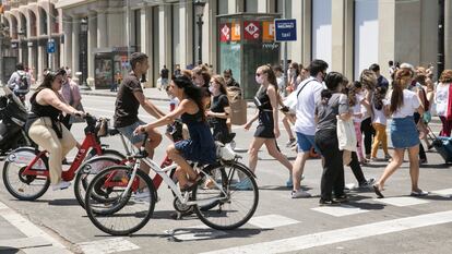 Ciclistas e pedestres na praça Catalunya, em Barcelona.