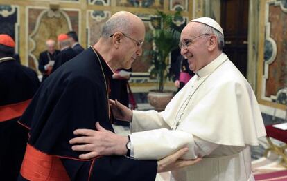 El cardenal Bertone saluda al papa Francisco en el Vaticano.
