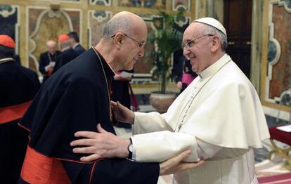 El cardenal Bertone saluda al papa Francisco en el Vaticano. 