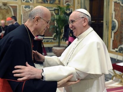 El cardenal Bertone saluda al papa Francisco en el Vaticano. 