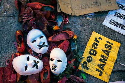 Máscaras, zapatos y carteles en el suelo durante una protesta contra la violencia machista en Madrid, en 2017.