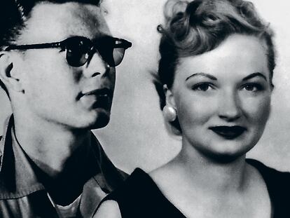 Una joven Jean Auel junto a su marido