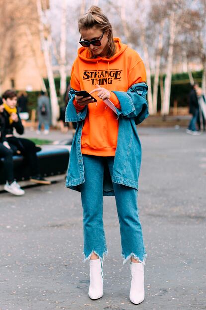 Chaqueta caída

Ya te lo advertimos: las gurús de la moda pasan de ponerse bien el abrigo. La invención de Balenciaga continuará esta primavera sustituyendo los plumas por cazadoras vaqueras y chaquetas. Lleva la tuya dejándola caer sobre los hombros.