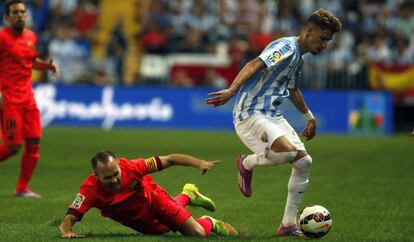 Castillejo controla el balón ante Iniesta.