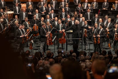 Andris Nelsons y la Filarmónica de Viena agradecen los saludos del público tras la interpretación de la Décima Sinfonía de Shostakóvich.