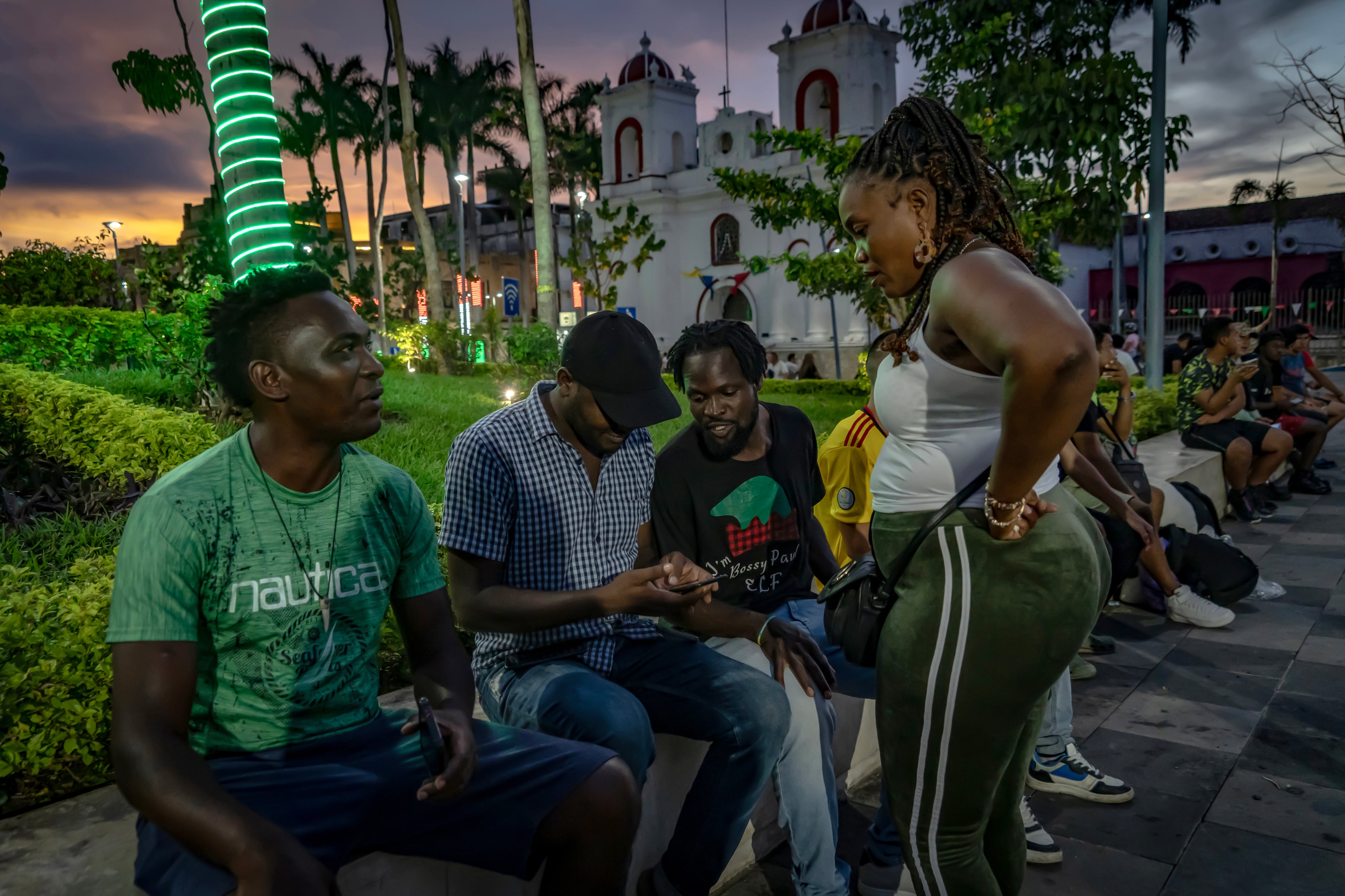 Una familia de migrantes haitianos toma un descanso en el Parque Central Miguel Hidalgo, en Tapachula, Chiapas.