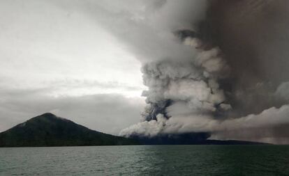 O vulcão Anak Krakatoa, nesta quarta-feira.