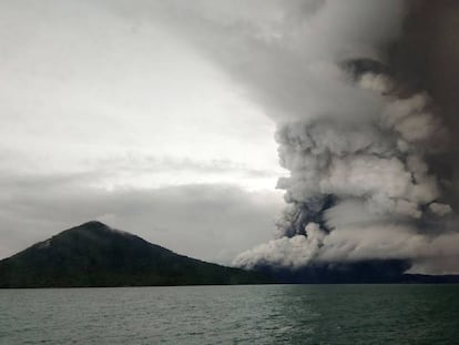 O vulcão Anak Krakatoa, nesta quarta-feira.