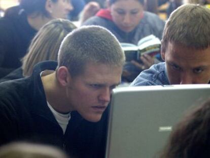 Estudiantes norteamericanos y españoles, durante un debate en la Universidad de Valencia, en 2005.