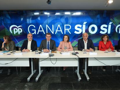 Alberto Núñez Feijóo, junto al coordinador general del PP, Elías Bendodo, la secretaria general, Cuca Gamarra, y el vicesecretario institucional, Esteban González, entre otros integrantes del Comité Ejecutivo Nacional del partido este lunes.