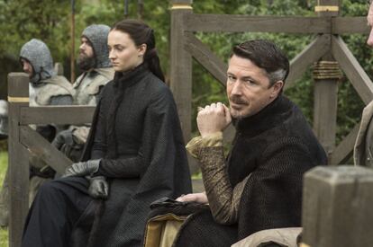 Sansa Stark y Meñique (Aidan Gillen), en la quinta temporada de 'Juego de tronos'.